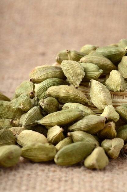 Gousses de cardamome verte sur toile de sac