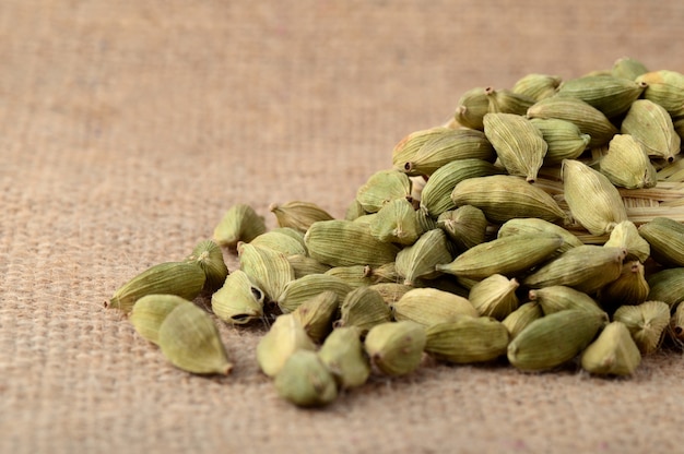 Gousses de cardamome verte sur toile de sac