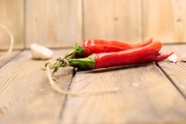 Gousses de piment rouge sur un fond en bois