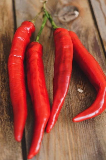 Gousses de piment rouge sur un fond en bois