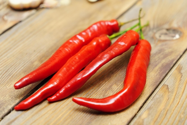 Gousses de piment rouge sur un fond en bois