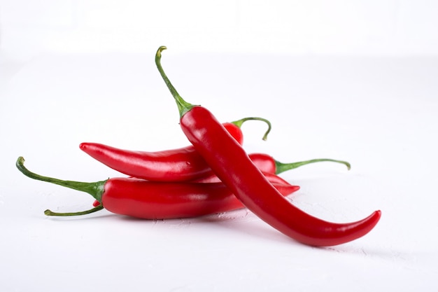 Gousses de piments rouges sur fond blanc