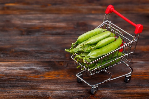 Gousses de pois dans un mini panier. Concept d'aliments sains