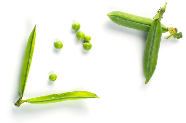 Gousses de pois sur fond blanc pois verts dans une cosse