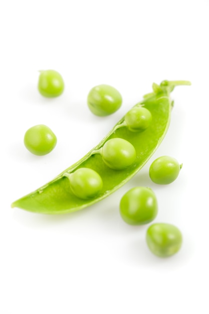 Gousses de pois frais avec fleur isolé sur blanc