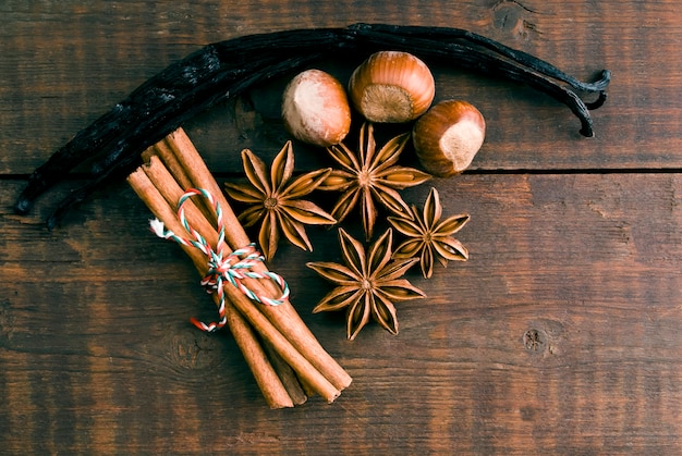 Gousses de vanille, bâtons de cannelle, étoiles d'anis et noisette