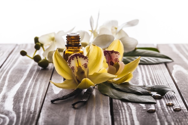 Gousses de vanille et fleurs sur fond de bois