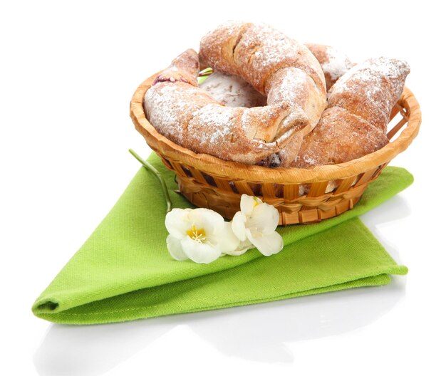 Goûter des croissants dans le panier isolé sur blanc