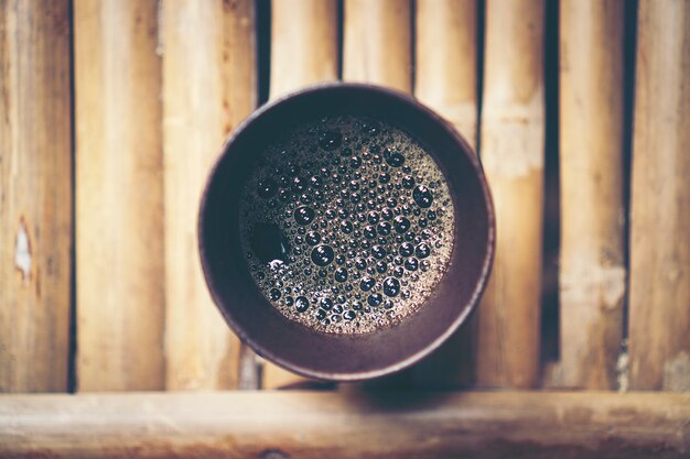 Goutte de café noir en verre