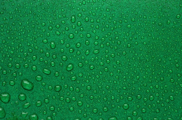 goutte d'eau abstraite sur la couleur verte