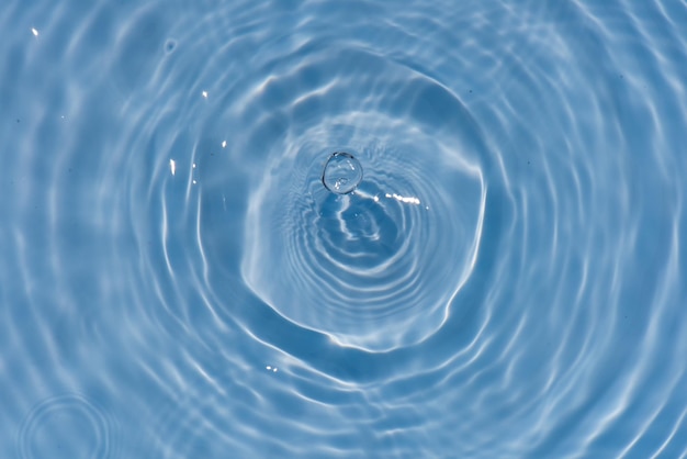 Goutte d'eau dans l'eau bleue