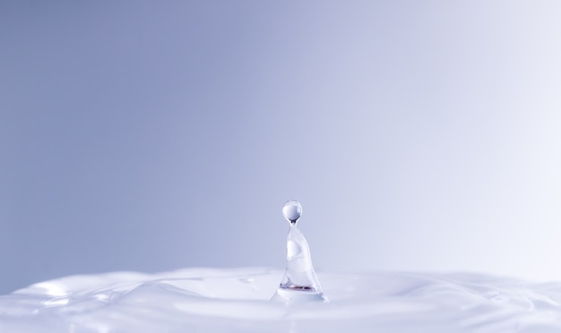 Goutte d&#39;eau dans le verre