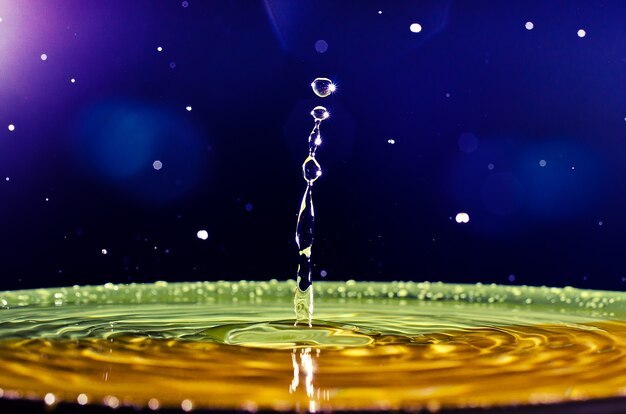 La goutte d&#39;eau avec un fond flou coloré intéressant