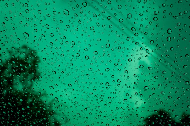 Goutte d'eau sur un miroir de voiture