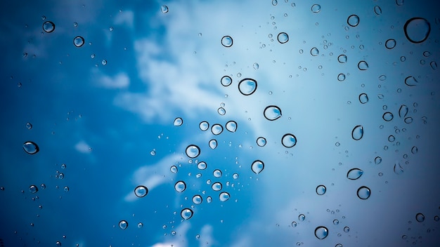 Goutte d&#39;eau naturelle sur fond de ciel.