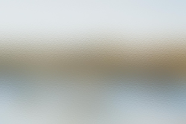 Une goutte d'eau avec un reflet de l'eau en elle