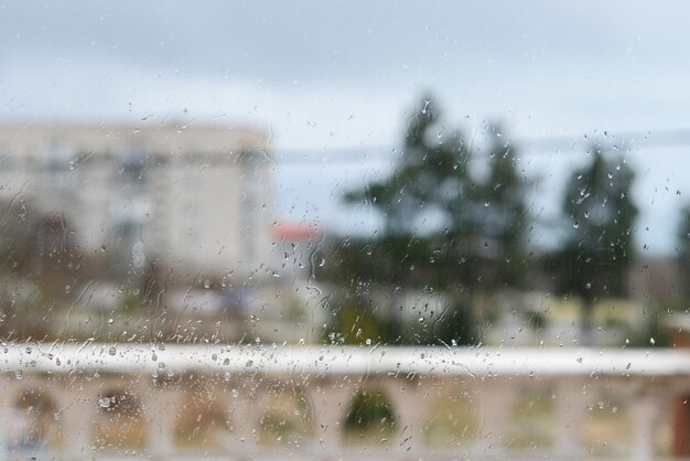 Goutte d'eau sur le verre du fond des fenêtres