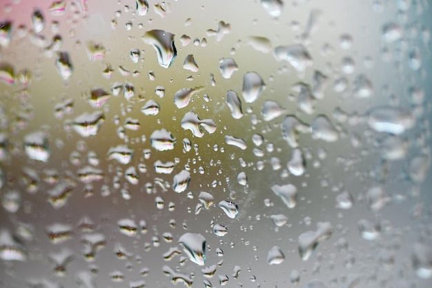 Goutte d'eau verre fond nature goutte d'eau après la pluie gouttes de pluie sur la fenêtre en verre pendant la saison des pluies