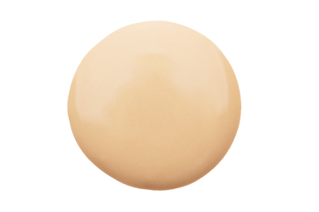 Une goutte de fond de teint mat nude isolé. Texture poudrée d'un fluide liquide de maquillage beauté pour le contour du visage. Échantillon étalé de produit de soin pour femme beige.