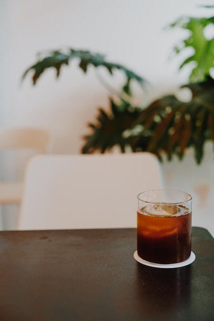 Goutte à goutte froide de café noir dans le verre