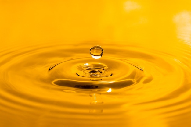 goutte d'huile jaune fond d'ondulation de goutte d'huile d'or liquide