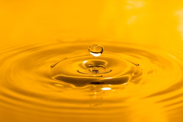 Goutte d'huile jaune Fond ondulé de goutte d' huile d'or liquide xA