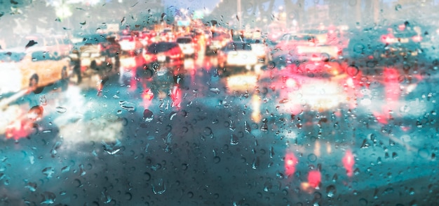 Goutte de pluie sur le miroir de la voiture en saison des pluies fond de pluie