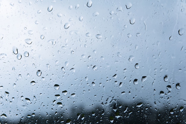 Goutte de pluie sur verre, fond de goutte d&#39;eau sur le verre avec pluvieux