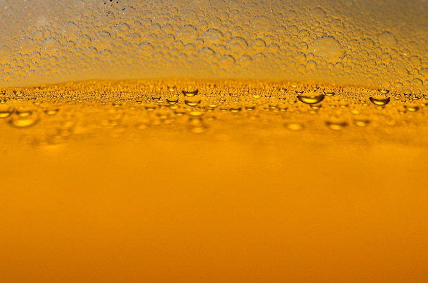 Gouttelettes sur une bière fraîchement coulée détail macro délicieux flou