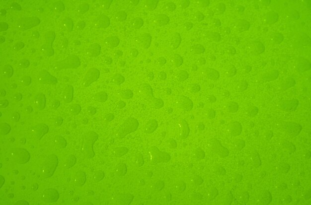 Gouttelettes d'eau de couleur vert vif de style surréaliste pop art sur la vue de dessus de table