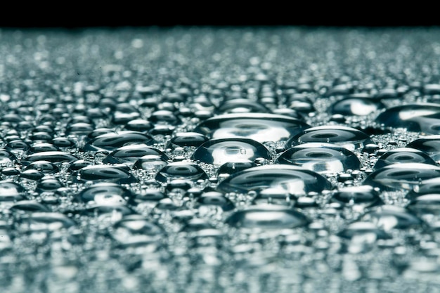 Gouttelettes d'eau sur métal vert une belle texture inhabituelle