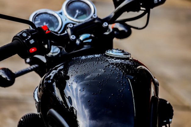 Gouttelettes d&#39;eau sur le réservoir d&#39;essence de moto