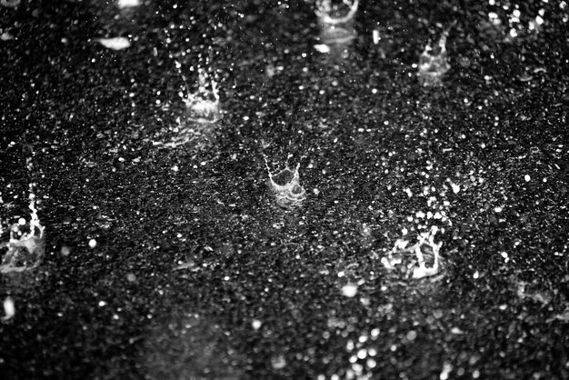 gouttelettes d'eau sur une surface noire avec des gouttes d'eau