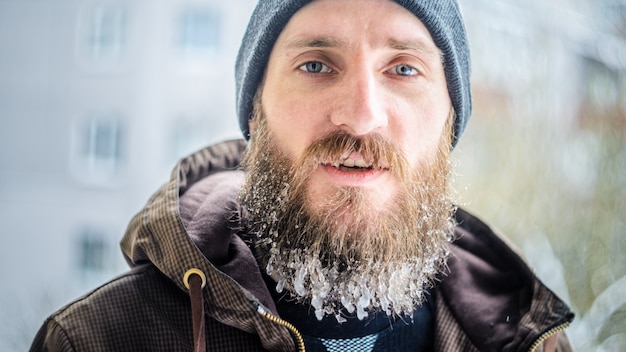 Gouttelettes gelées sur une barbe