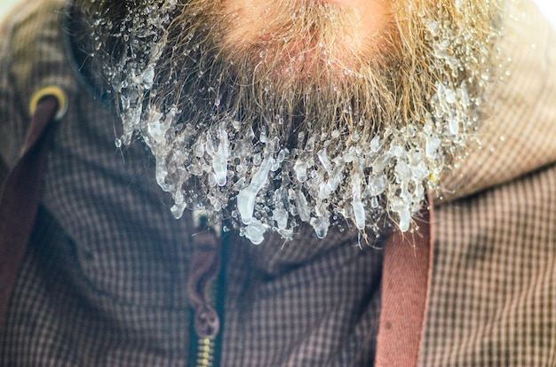 Gouttelettes gelées sur une barbe