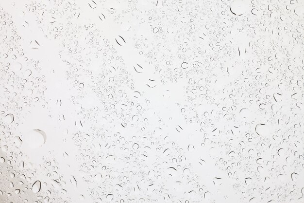 Gouttelettes de pluie sur la surface du verre, gouttes d'eau sur le verre.