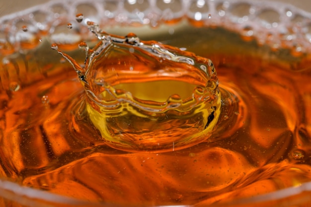 Gouttes Et Bulles De Bière Légère Dans Une Balle De Verre Macrophotographie En Gros Plan