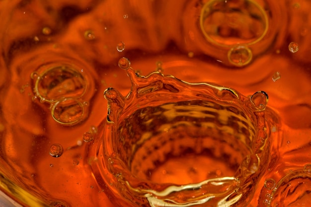 Gouttes et bulles de bière légère dans une balle de verre macrophotographie en gros plan