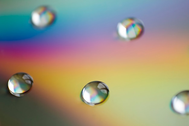 Gouttes d'eau sur un beau fond coloré