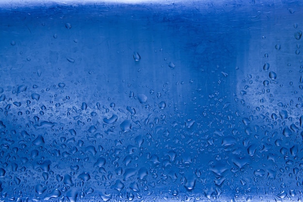 Gouttes d'eau bleues sur métal