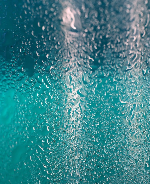 Gouttes d&#39;eau sur une bouteille bleu clair et foncé