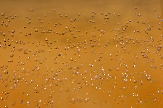 gouttes d'eau et bulles d'air sur fond jaune