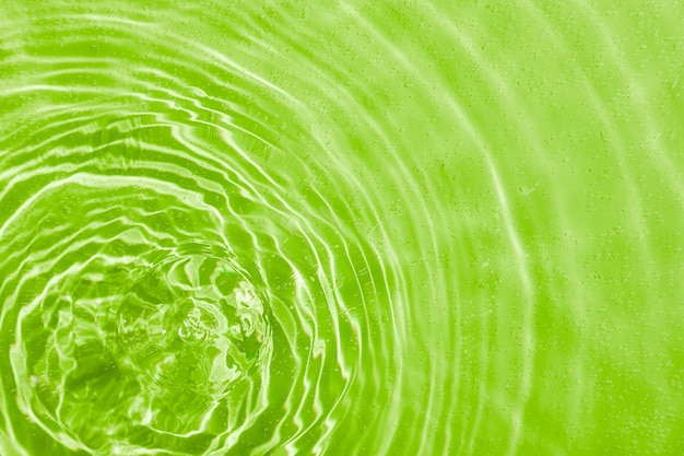 Photo gouttes d'eau avec des cercles sur un fond vert