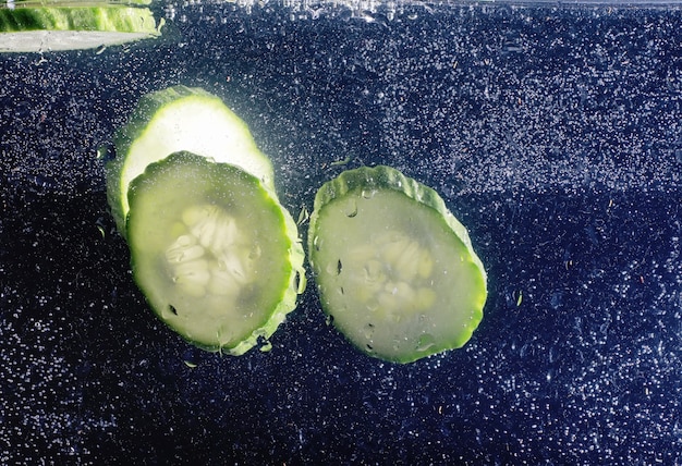 Gouttes d'eau sur concombre mûr. Fond de légumes frais avec espace de copie pour votre texte. Concept végétalien et végétarien.