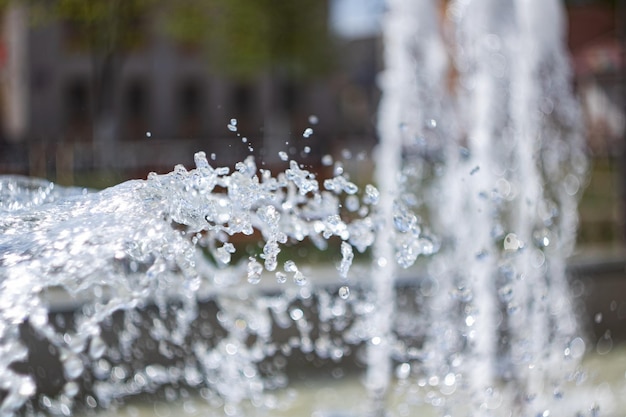 Gouttes d'eau dans le gros plan de la fontaine