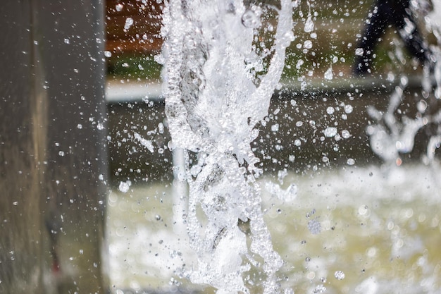 Gouttes d'eau dans le gros plan de la fontaine