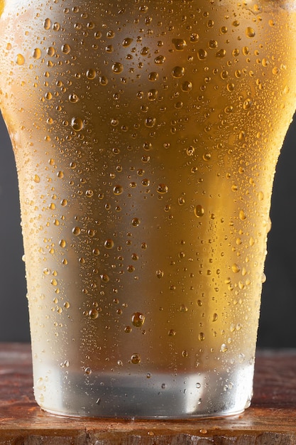 Gouttes d'eau dans le verre à bière Mise au point sélective