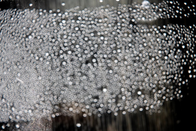 Photo des gouttes d'eau défoulées en gros plan créant un fond bokeh