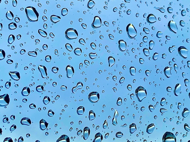 Photo des gouttes d'eau sur une fenêtre en verre