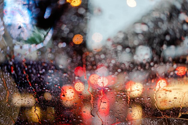 Photo des gouttes d'eau sur la fenêtre de la voiture.